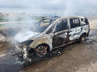 台64線休旅車突自燃竄火「秒燒成廢鐵」！駕駛驚險逃生畫面曝光