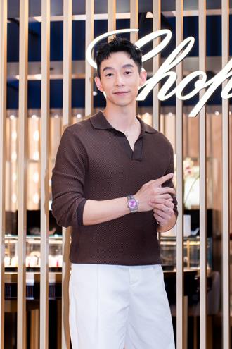 王可元现身萧邦限时店 腕间带点粉更显成熟