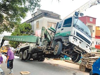 金門 灌漿車翹孤輪 疑地基掏空勒令停工