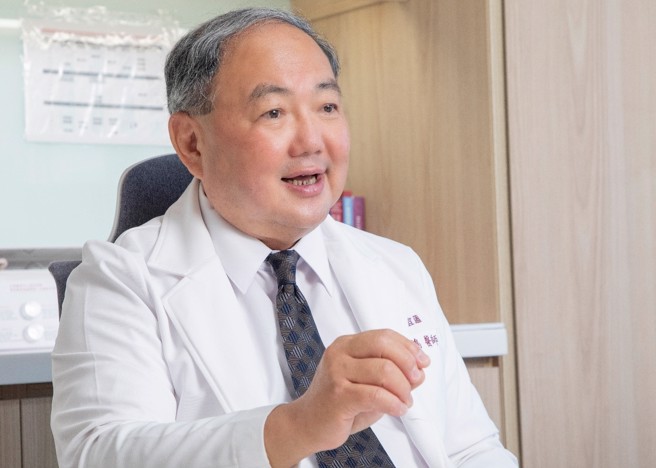 台湾生殖医学会常务理事刘志鸿医师表示，现今网路发达许多资讯可直接取得，但资料的正确性须注意，若抱持错误资讯恐影响患者的治疗行动。(中时新闻网摄) 