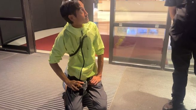 唐治平突现身三立电视台下跪。（翻摄画面）