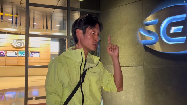 唐治平突现身三立电视台下跪。（翻摄画面）