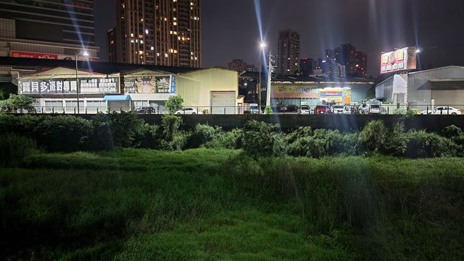 新庄中港大排，深夜有2男1女遭人追打，3人跳下大排躲藏疑似是为了保命。（图／黄仲瑜摄）