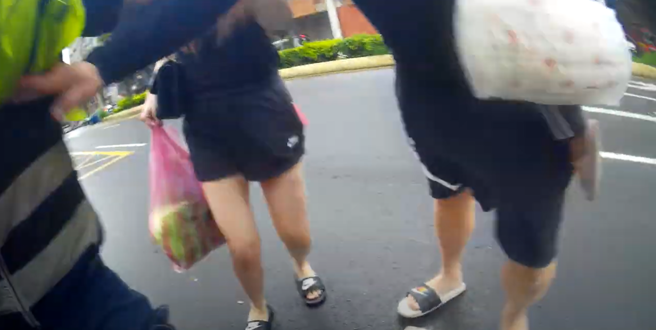 知名手摇饮品牌老板因爱车违停被拖吊，且孩子摔落地上差点被辗过去和警方对簿公堂。（图／翻摄画面）