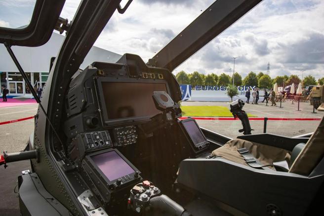  AW249攻击直升机配备数位化航电系统，未来将担负指管节点，强化使用国的多领域作战能力。（取自李奥纳多公司「X」帐号）