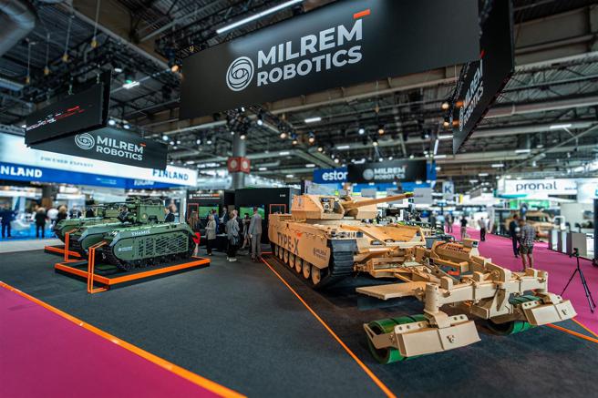  「米爾倫」展出Type-X中型RCV（右）以及搭配不同武裝的「THeMIS Combat」系列衍生型（左）。（取自米爾倫機器人公司「X」帳號）