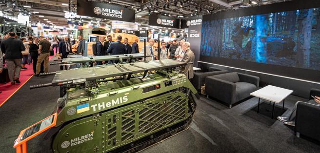  「THeMIS」另一款衍生型，在車身上方配置擔架，可自主執行傷兵後送任務，降低人力負擔。
（取自米爾倫機器人公司「X」帳號）