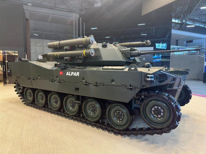  「Alpar」無人戰鬥車原型車，在砲塔右側配備2枚OMTAS反裝甲飛彈，具備優異支援火力。
（取自土耳其國防部「X」帳號）