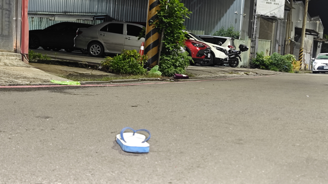 现场附近遗留伤者逃跑时的拖鞋。（翻摄画面）