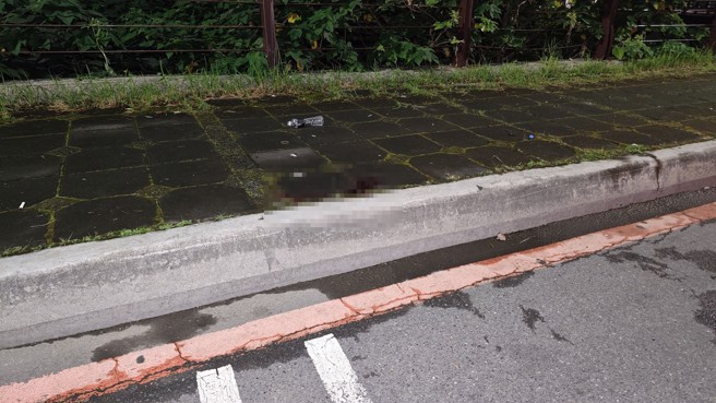 附近地面留有伤者的血迹。（翻摄画面）