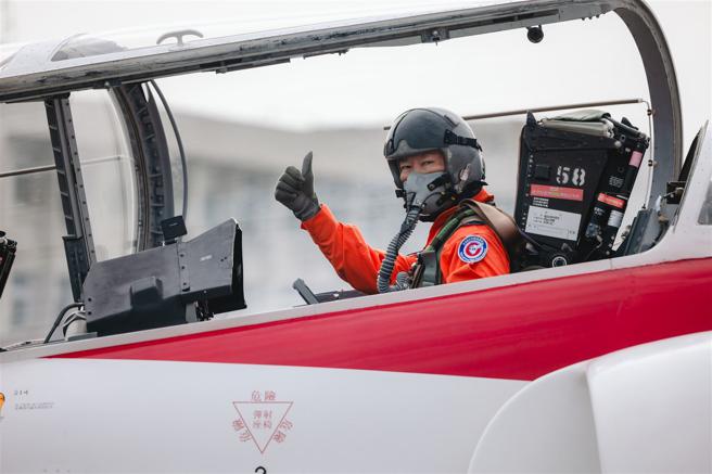  王维桢是目前现役AT-3教练机飞行时数唯一超过1万小时的飞行员。（记者李德威摄）