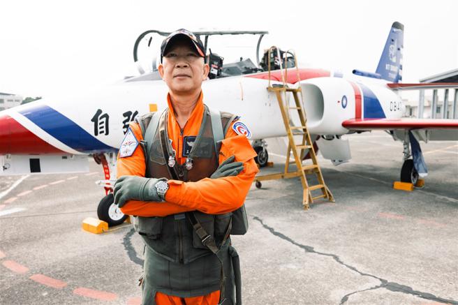 王维桢是目前现役AT-3教练机飞行时数唯一超过1万小时的飞行员。（记者李德威摄）