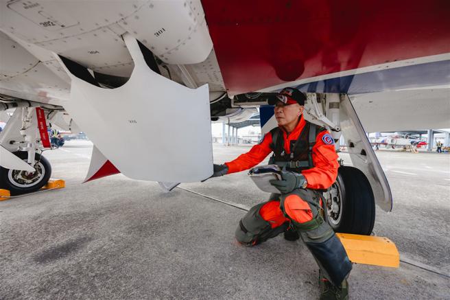  起飞前，王维桢仔细执行检查，确实遵守每一项程序步骤。（记者李德威摄）