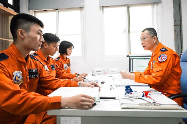  秉持「鼓励代替责备」态度，王维桢会依照学员性格、资质做教学上调整。（记者李德威摄）