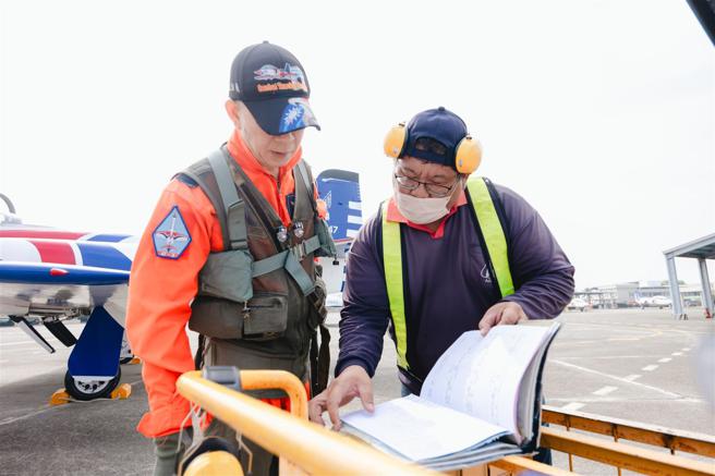  王维桢谨慎确认每一项环节。（记者李德威摄）