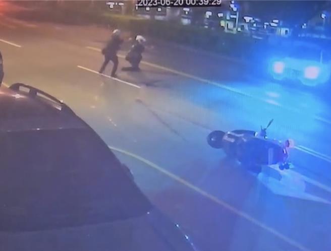 屏东市20日凌晨惊传枪响，1辆白色宾士倒车衝撞巡逻警，警方对空鸣枪开14枪吓阻。（警方提供／谢佳潾屏东传真）