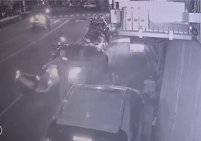 屏东市20日凌晨惊传枪响，1辆白色宾士倒车衝撞巡逻警，警方对空鸣枪开14枪吓阻。（警方提供／谢佳潾屏东传真）