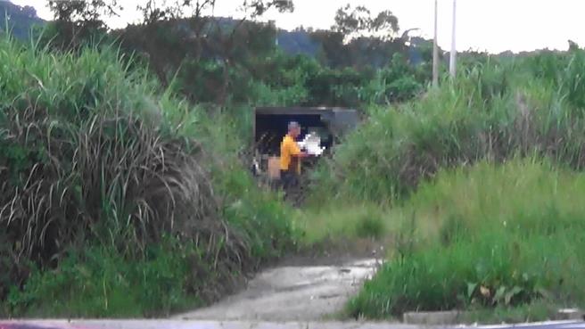 基隆市环保局查获不肖业者任意弃置装潢垃圾在草丛里，并会同警方将全案移送地检署侦办。环保局提醒，任意弃置事业垃圾最高可能面临5年以下刑责。（基隆市政府提供／张志康基隆传真）