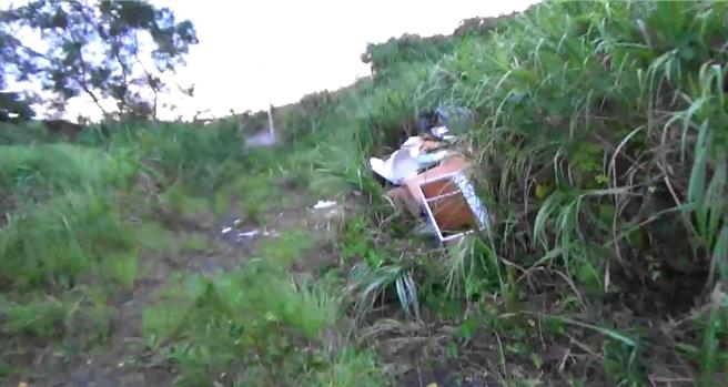 基隆市环保局查获不肖业者任意弃置装潢垃圾在草丛里，并会同警方将全案移送地检署侦办。环保局提醒，任意弃置事业垃圾最高可能面临5年以下刑责。（基隆市政府提供／张志康基隆传真）