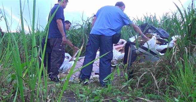 基隆市环保局查获不肖业者任意弃置装潢垃圾在草丛里，并会同警方将全案移送地检署侦办。环保局提醒，任意弃置事业垃圾最高可能面临5年以下刑责。（基隆市政府提供／张志康基隆传真）