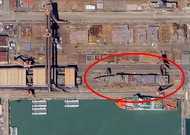 衞星图像拍到疑似大陆新型海警船（红圈）出现在上海江南造船厂内。（香港东网）