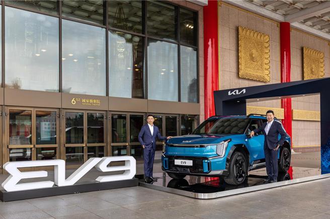 Kia EV9纯电智慧旗舰LSUV正式上市，由Kia总代理台湾森那美起亚董事长刘家辉(右)及台湾森那美起亚总裁李昌益共同揭开序幕。图／业者提供