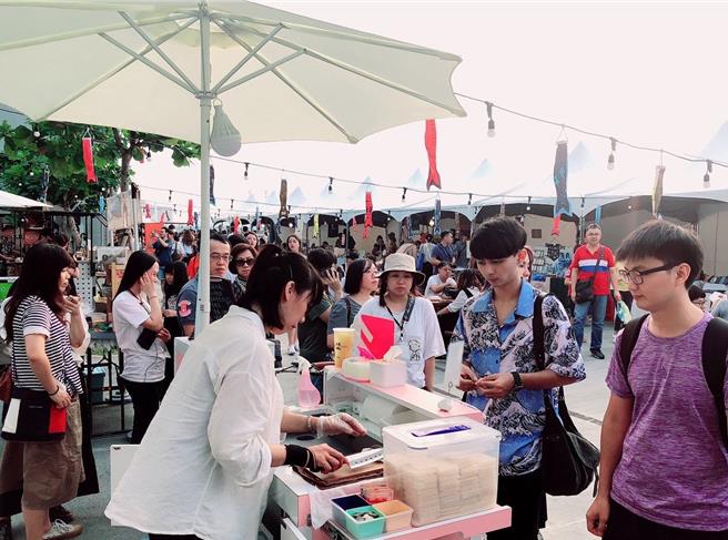 高市府青年局今年推出「高雄青年摊车品牌辅导计画2.0」，开放申请最高2.5万元辅导费用，提供专业导师谘询及免费培训课程，增加摊车品牌优势，创造精致独特市集文化。（高市府青年局提供／洪浩轩高雄传真）