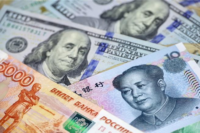 中國外匯交易中心數據顯示，20日人民幣對美元中間價報7.1192，調貶33個基點。（示意圖／達志影像／shutterstock）