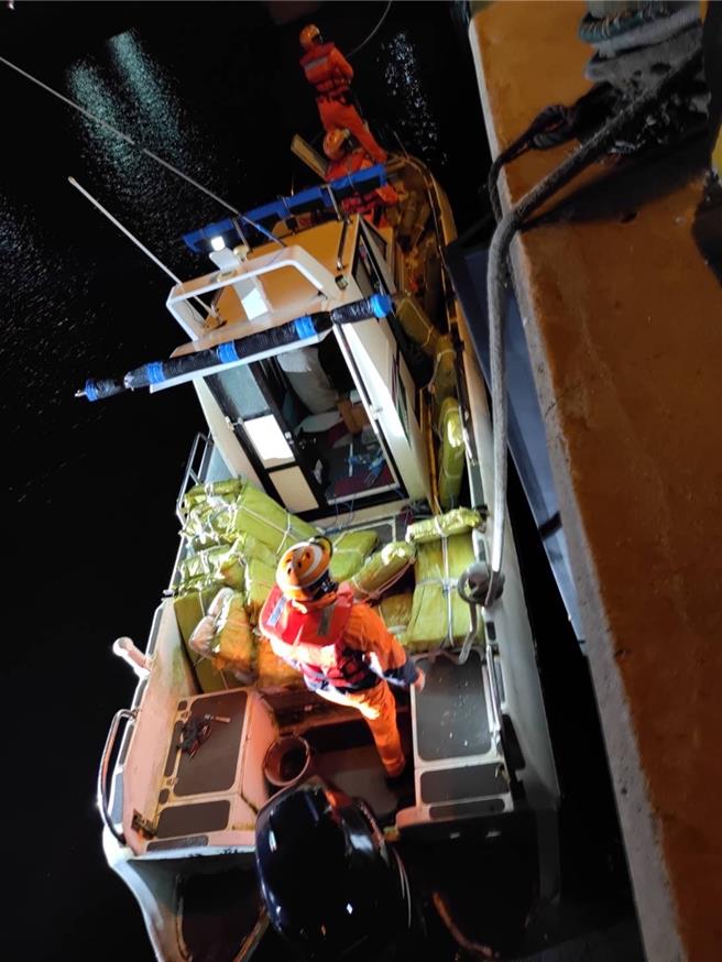 2024年6月20日澎湖县／2024年2月底涉驾快艇运千公斤K毒，澎湖2男20日遭起诉，图为海巡押解运毒的「德进源1号」快艇回港。（海巡署提供／许逸民澎湖传真）