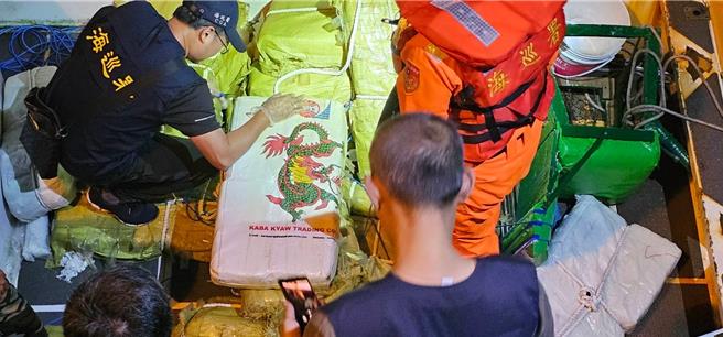 2024年6月20日澎湖县／2024年2月底涉驾快艇运千公斤K毒，澎湖2男20日遭起诉，图为海巡查看「德进源1号」快艇甲板上的毒品外包装。（海巡署提供／许逸民澎湖传真）