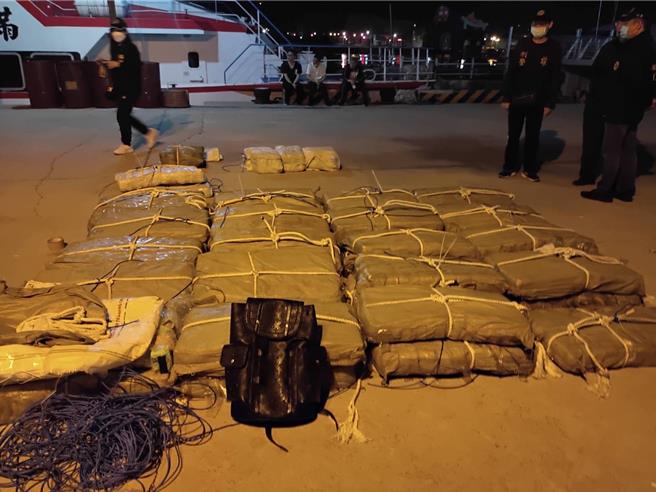 2024年6月20日澎湖县／2024年2月底涉驾快艇运千公斤K毒，澎湖2男20日遭起诉，图为从「德进源1号」快艇上起出防水袋包装的恺他命毒品。（海巡署提供／许逸民澎湖传真）