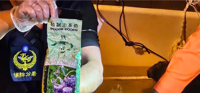 2024年6月20日澎湖县／2024年2月底涉驾快艇运千公斤K毒，澎湖2男20日遭起诉，图为恺他命毒品都用简体的「铁观音」茶礼包装掩人耳目。（海巡署提供／许逸民澎湖传真）
