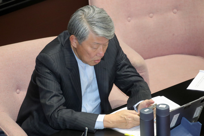 經濟部長郭智輝20日出席立法院全院委員會審查《立法院職權行使法》及《中華民國刑法》部分條文覆議案，在官員席上使用手機。對於周刊爆料郭在北部某國立大學eMBA校友群組內，轉發談話節目片段，質疑立法院被中共掌控，台灣已朝中共預期方向前進。郭智輝受訪時回應，他只是轉發，上面的文字不是他寫的，沒有完全看完就轉發出去，後來有收回，以後轉發會更謹慎，「那個不是我的意見」。（黃世麒攝）