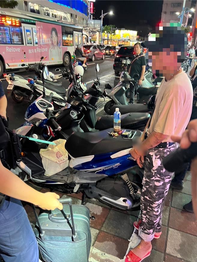 警方在19日晚间9时许逮捕顏男，当场查获赃物若干及一把牛排刀。（芦洲警分局提供／张铠乙新北传真）