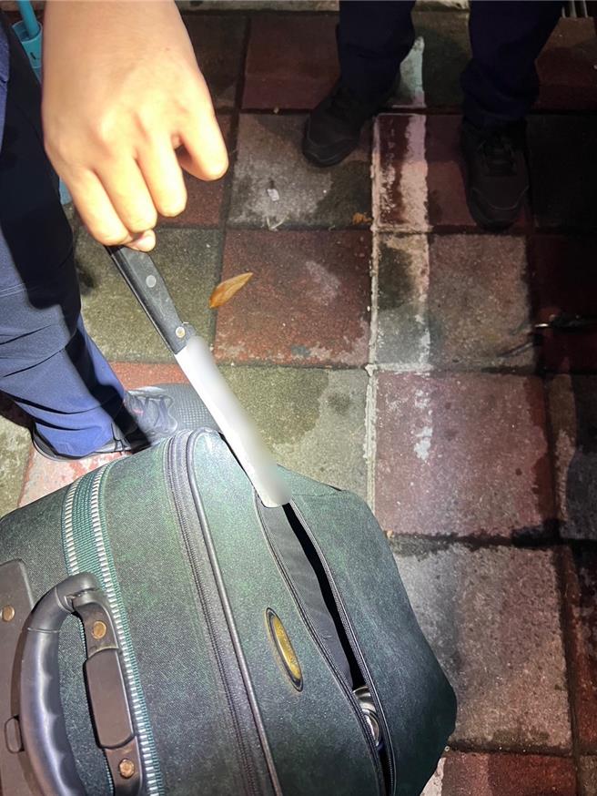 警方在19日晚间9时许逮捕顏男，当场查获赃物若干及一把牛排刀。（芦洲警分局提供／张铠乙新北传真）