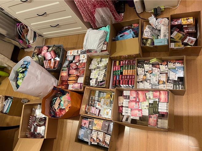 警方在董男家中查獲大量各式口味菸彈，彷彿一座菸彈批發工廠。（三重警分局提供／張鎧乙新北傳真）