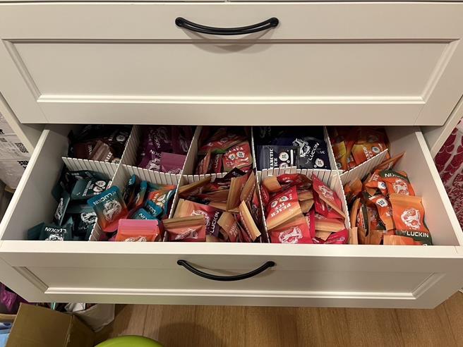 警方在董男家中查獲大量各式口味菸彈，彷彿一座菸彈批發工廠。（三重警分局提供／張鎧乙新北傳真）