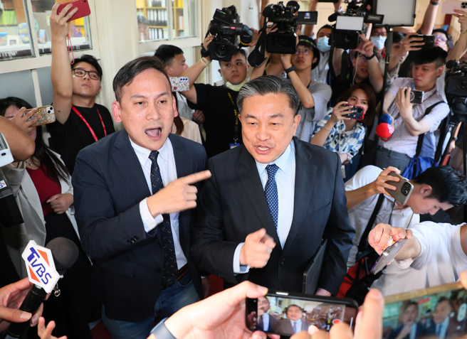 國民黨立委葉元之（左）日前與民進黨立委王定宇（右）因為立法院是否動用警察權隔空交火。葉元之與王定宇兩人20日在立法院院區狹路相逢，兩人吵得不可開交。（劉宗龍攝）