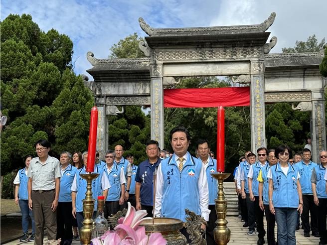 金門「明監國魯王407週年冥誕祭典」由縣長陳福海（中）擔任主祭官，率各界依循古禮科儀完成祭拜，場面莊嚴肅穆且隆重。（于家麒攝）