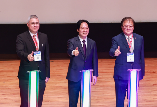 赖清德总统（中）20日由卫福部部长邱泰源（右）以及台北长庚医院院长黄集仁（左）陪同出席第23届国际急诊医学会议，并一同合影留念。（罗永铭摄）