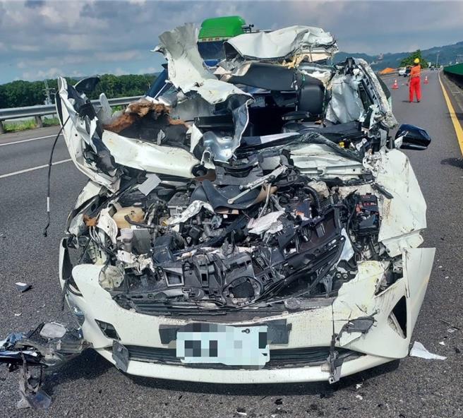 38岁柯姓男子于20日上午近9时驾驶小客车行经国道3号南向389.4公里近九如路段，疑似没有注意车前状况，径自撞上前方的缓撞车自大货车。小客车（见图）毁损严重。（翻摄照片／林瑞益高雄传真）