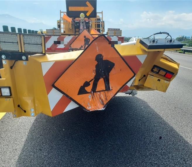 38岁柯姓男子于20日近9时驾驶小客车行经国道3号南向389.4公里近九如路段，疑似没有注意车前状况，径自撞上前方的缓撞车自大货车（见图）。（翻摄照片／林瑞益高雄传真）