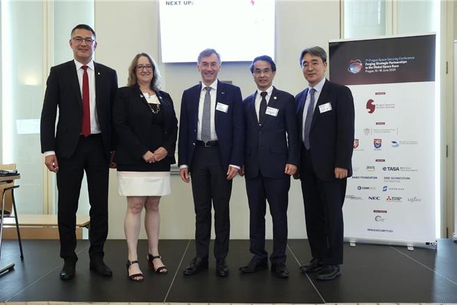 第7屆布拉格太空安全會議於16至18日在捷克布拉格舉行，我國國家太空中心首度獲邀出席，太空中心主任吳宗信（左起2）以「透過太空資訊交流建立夥伴關係」為題進行專題演講。（太空中心提供）