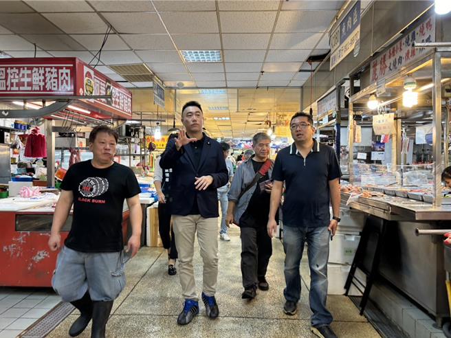 基隆市成功市场是重要採买市场之一，但因设备老旧影响客源。立委林沛祥（左二）向经济部争取1158万元，预计年底前发包更新。图为林沛祥与基隆市产发处长林鼎超（右一）会勘情形。（林沛祥办公室提供／徐佑升基隆传真）