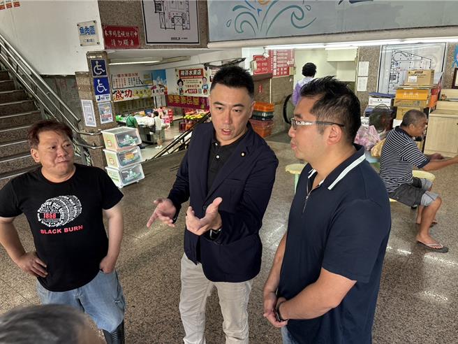 基隆市成功市场是重要採买市场之一，但因设备老旧影响客源。立委林沛祥（中）向经济部争取1158万元，预计年底前发包更新。图为林沛祥与基隆市产发处长林鼎超（右）会勘情形。（林沛祥办公室提供／徐佑升基隆传真）