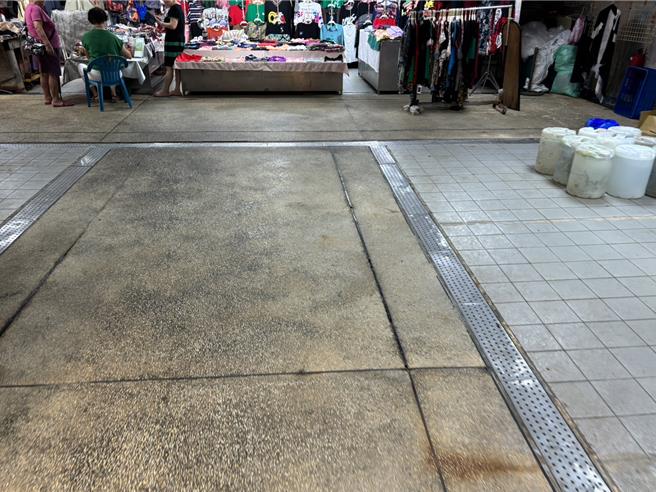 基隆市成功市场是重要採买市场之一，但因设备老旧影响客源。图为市场内溼滑排水不良地板。（林沛祥办公室提供／徐佑升基隆传真）