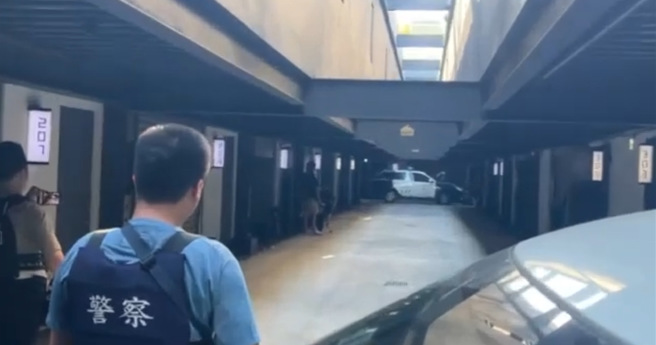 嘉义警一分局凌晨3时许获报，辖内自强街一处民宅发生凶杀案。现场有2名被害人遭犯嫌持刀砍杀，其中1人明显死亡，另名被害人送医治疗中。（翻摄画面）