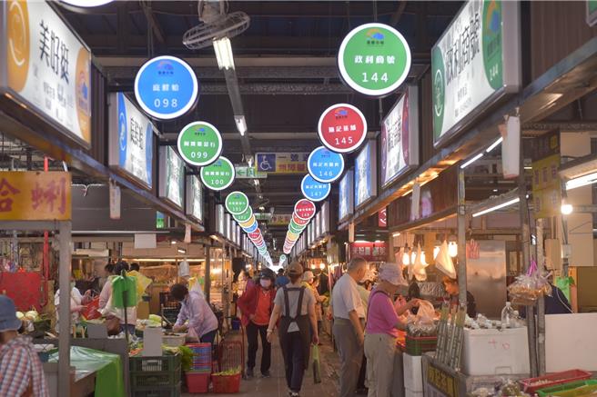 花莲市重庆市场摊位招牌更新，并依摊商营业类别规划不同的招牌顏色，以利消费者辨识。（花莲市公所提供／王志伟花莲传真）