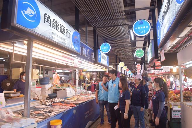 花莲市长魏嘉彦今到市场关心，市场自治会也决定一连三天发50元购物券，刺激买气。（花莲市公所提供／王志伟花莲传真）
