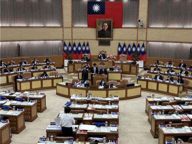 匹克球近年日益风行，无党籍新北市议员李翁月娥今（20）日总质询时争取于二重疏洪道荷花公园兴建匹克球场。（高钧麟摄）